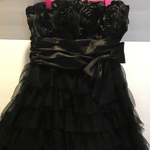 Masquerade black mini strapless roses on top